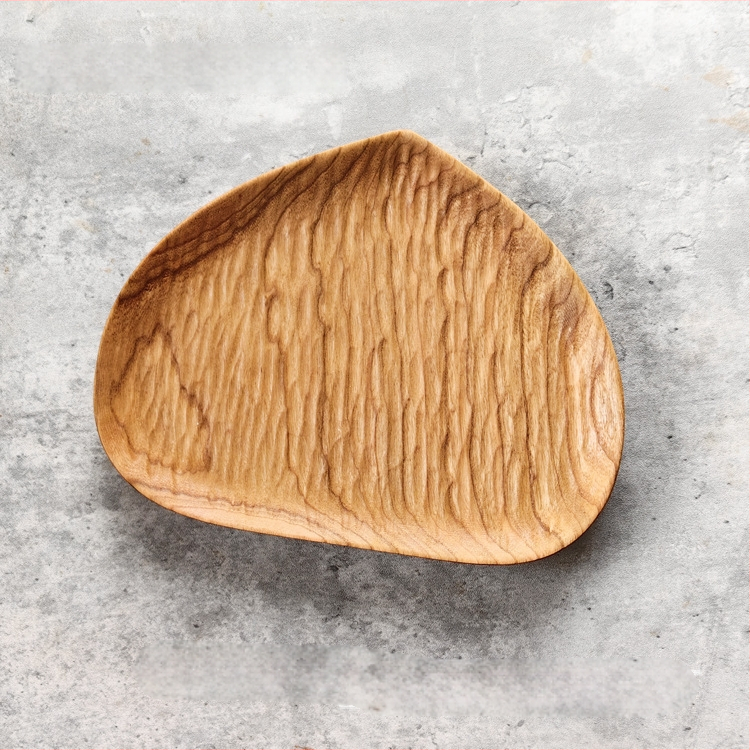 Kriaušės formos medinė lėkštė, rankų darbo, tekstūruota, iš vientiso medžio (Forma: kriaušė; Paviršius: tekstūruotas; Konstrukcija: vientisas medžio masyvas; Stilius: šiuolaikinis paprastumas)