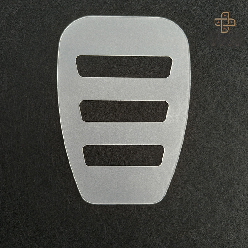 Kabatas lakatiņa turētājs uz jakas, balts caurspīdīgs, vienkrāsains dizains, polipropilēna materiāls, termoplastiska konstrukcija, plastiska iekšējā apdare