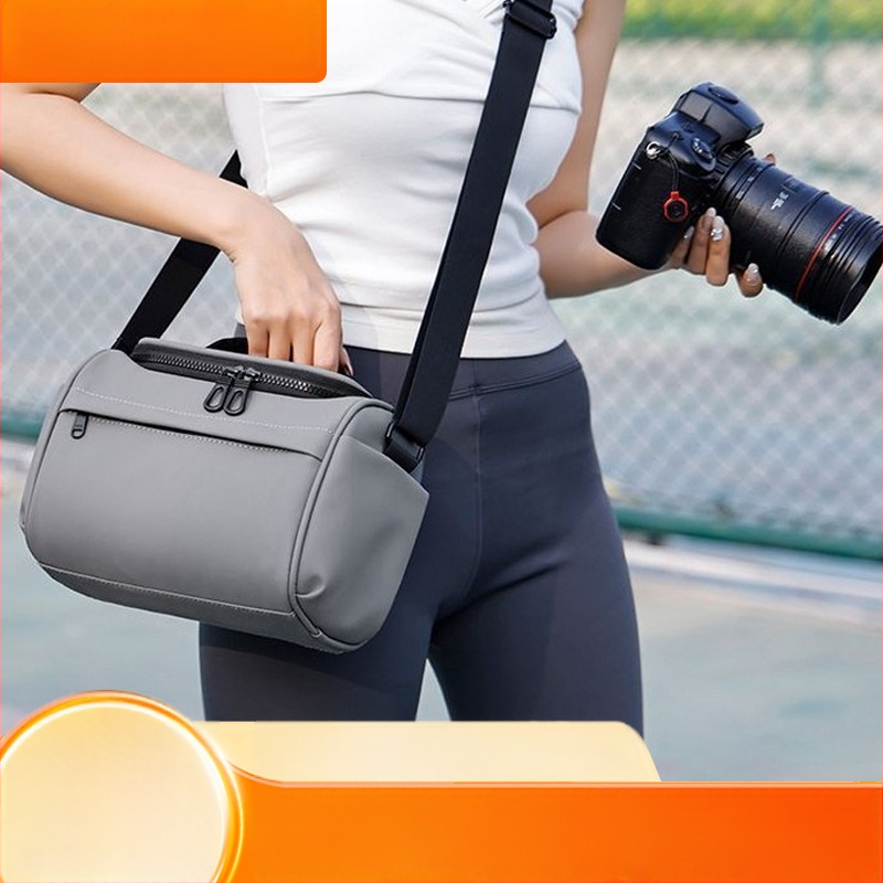 Fotoaparato krepšys – atsparus vandeniui, atsparus dilimui, sumažina apkrovą; PU medžiaga; tinka DSLR ir be veidrodinės kameros; pečių krepšys kelionėms; išlenkta peties juosta; vasara 2025