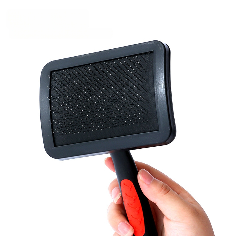 Katės priežiūros šukos su išlenkta rankenėle ir pėdsakų dizainu; svoris 90 g; pakuotė 96/160/180 vnt.; dėžės matmenys 55×50×37 cm, 50×38×55 cm arba 45×38×54 cm