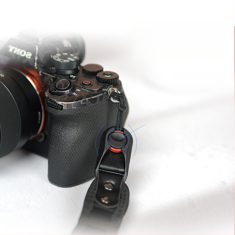 Kameros laikiklis riešui su sustiprintu narų medžiagą, greitai atleidžiama sagtis ir aukštos tvirtumo mikropluošto oda; Modelis 20250526; apkrova iki 50 kg; suderinamas su įvairiomis DSLR ir be veidrodžių kamera