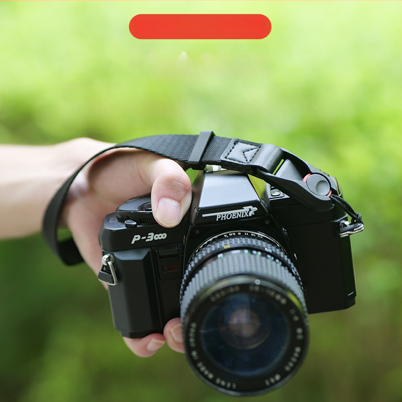 Kameros riešo diržas su širdies dizainu, greito atleidimo sagtis, reguliuojama; Medžiaga: susiūtas nailono juostos + mikropluošto oda; Modelis: paprastas greito atleidimo riešo dirželis; Maksimali apkrova: 50 kg; Tinka DSLR ir be veidrodinių kamerų