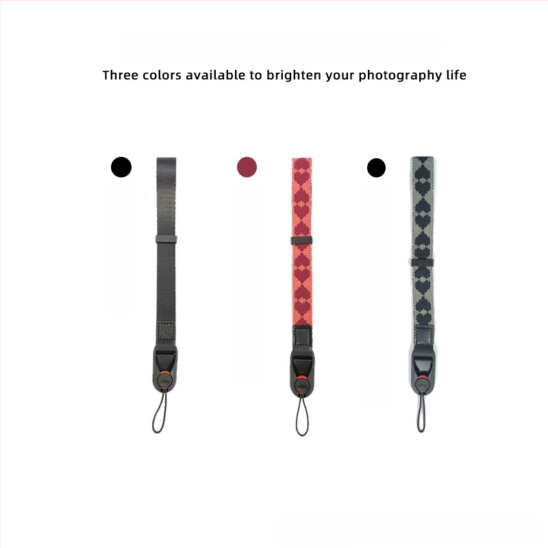 Kameros riešo diržas su širdies dizainu, greito atleidimo sagtis, reguliuojama; Medžiaga: susiūtas nailono juostos + mikropluošto oda; Modelis: paprastas greito atleidimo riešo dirželis; Maksimali apkrova: 50 kg; Tinka DSLR ir be veidrodinių kamerų