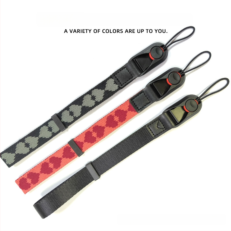 Kameros riešo diržas su širdies dizainu, greito atleidimo sagtis, reguliuojama; Medžiaga: susiūtas nailono juostos + mikropluošto oda; Modelis: paprastas greito atleidimo riešo dirželis; Maksimali apkrova: 50 kg; Tinka DSLR ir be veidrodinių kamerų