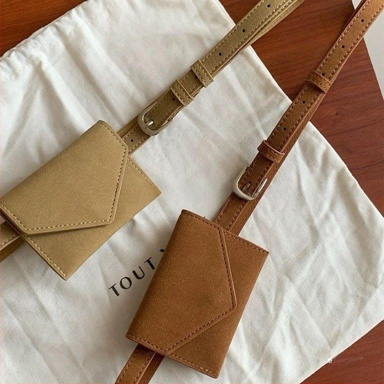 Vidukļa soma no super fiber materiāla, nerūsējā tērauda sprādze, šņorēta aizdare, plāns profils (<2 cm), rokām darinātas pērles