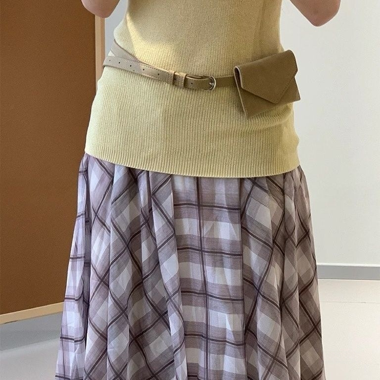 Vidukļa soma no super fiber materiāla, nerūsējā tērauda sprādze, šņorēta aizdare, plāns profils (<2 cm), rokām darinātas pērles