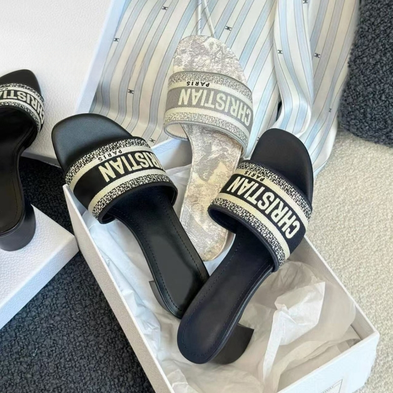 Siuvinės moterų šlepetės su aukštu kulnu, romėniško stiliaus, apvali pirštų forma, viršus iš avies odos, vidinis pamušalas iš avies odos, medinis padas