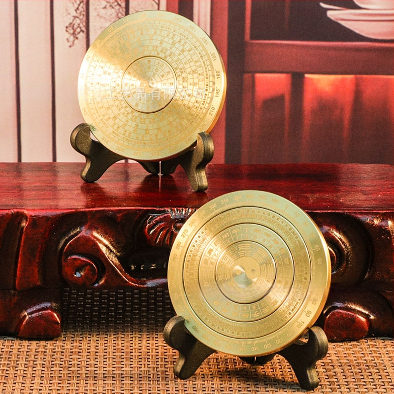 Žalvarinis kompasas ant stalo – daugiasluoksnis aštuonių trigramų motyvas, streso mažinimui skirta pirštų suktuko rankena