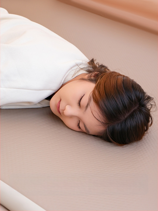 Orinis pripučiamas čiužinys stovyklavim su išorine pompa, rankinis pripūtimas, svoris 2,5 kg, maksimali apkrova 500 kg, paviršius iš kompozitinės medžiagos