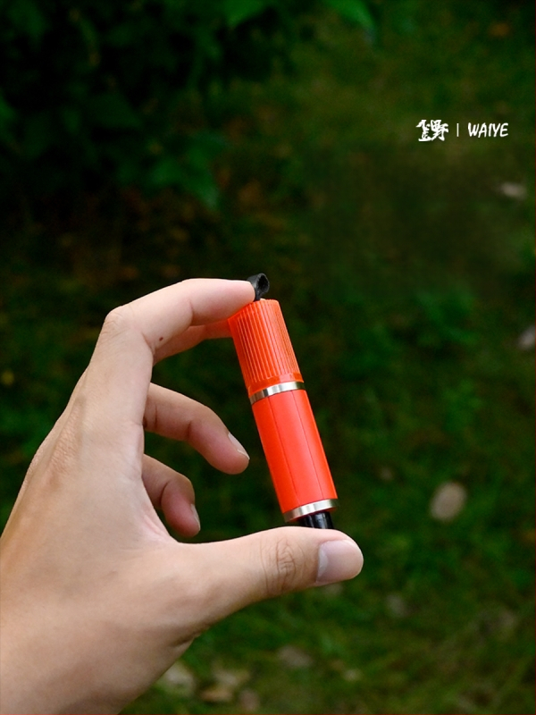 Crooked Wild 2-in-1 automobilių gelbėjimo plaktukas su stiklo laužikliu ir saugos diržo pjovikliu