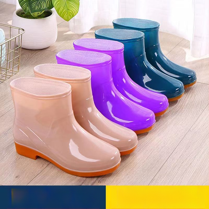 Moteriški lietaus batai, plastikinė viršutinė dalis, trumpas vamzdelis, plokščias kulnas, standartinis storis, išleisti 2022 m. rudens
