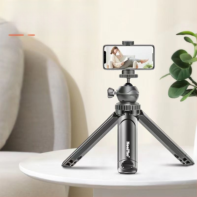 Stalo kameros stovas su 360° pasukimu