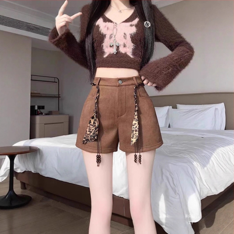 Moteriški velūro šortai su oro sluoksniu, aukštas liemuo, A linijos siluetas, platus galas, poliesteris 70–80%, žiema 2025