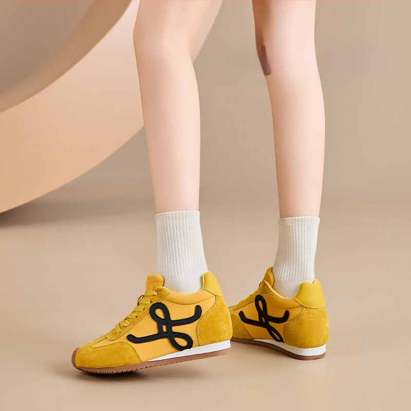 Sieviešu augstuma palielināšanas treniņzābaki ar retro dizainu, slīpa zole, fleece iekšējais oderējums, elpojoša tīkla iekšējā daļa, izturīga gumijas zole, šņorēšana