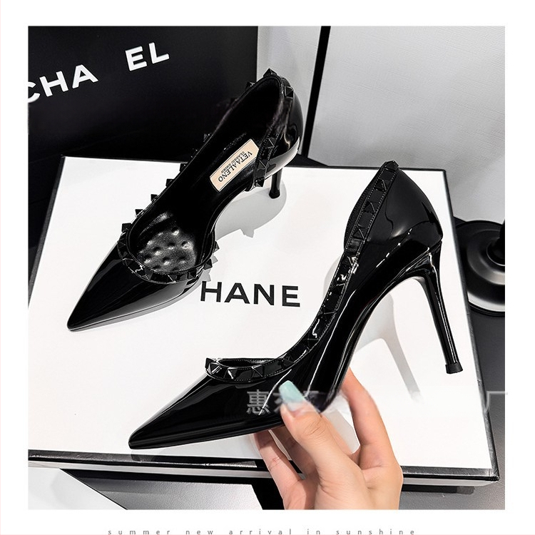 Moteriški vestuviniai aukštakulniai bateliai: smailus pirštas, plonas kulnas, žemas kulkšnies aukštis, patentuota oda, labai aukštas kulnas (>8 cm)