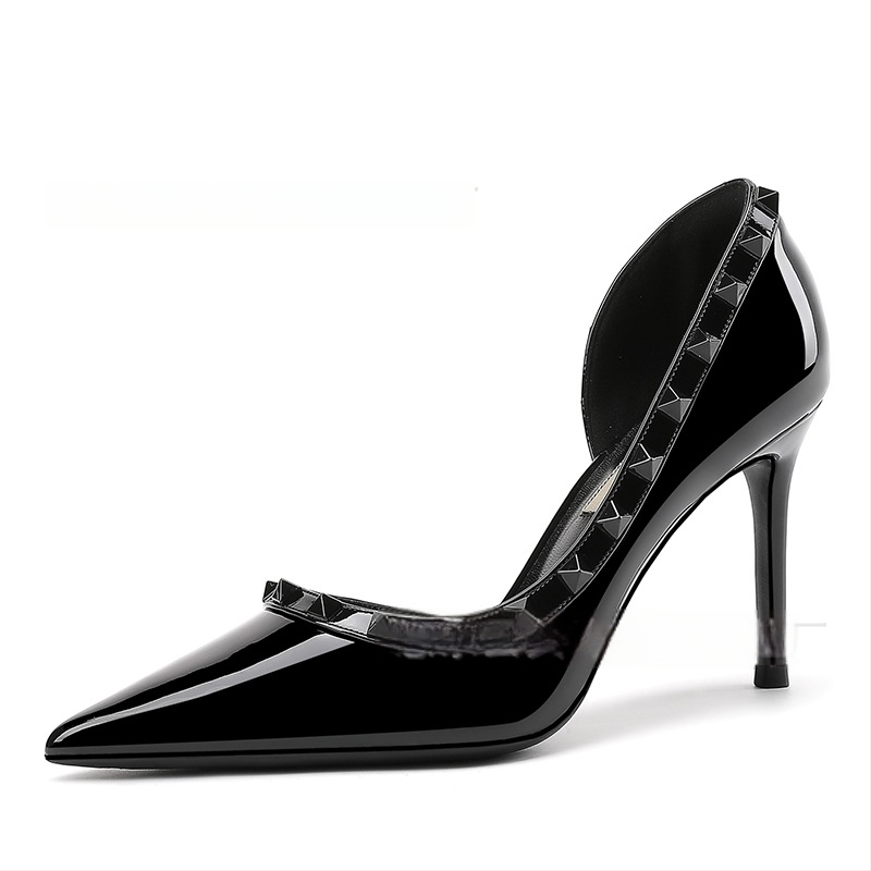 Moteriški vestuviniai aukštakulniai bateliai: smailus pirštas, plonas kulnas, žemas kulkšnies aukštis, patentuota oda, labai aukštas kulnas (>8 cm)