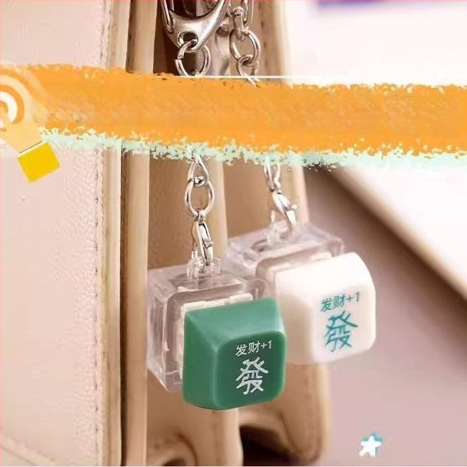 Valgustatud klaviatuuri võtmehoidja, plastikust materjal, moods minimalistlik stiil, aksessuaarid ja ripatsid