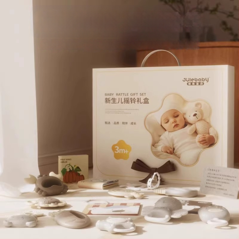 Kūdikių kramtukas ir barškutis – 0–3 metų amžius, silikonas + ABS, interaktyvi žaislas dovanų dėžutėje sensoriniam ir rankos-akies koordinacijos vystymui