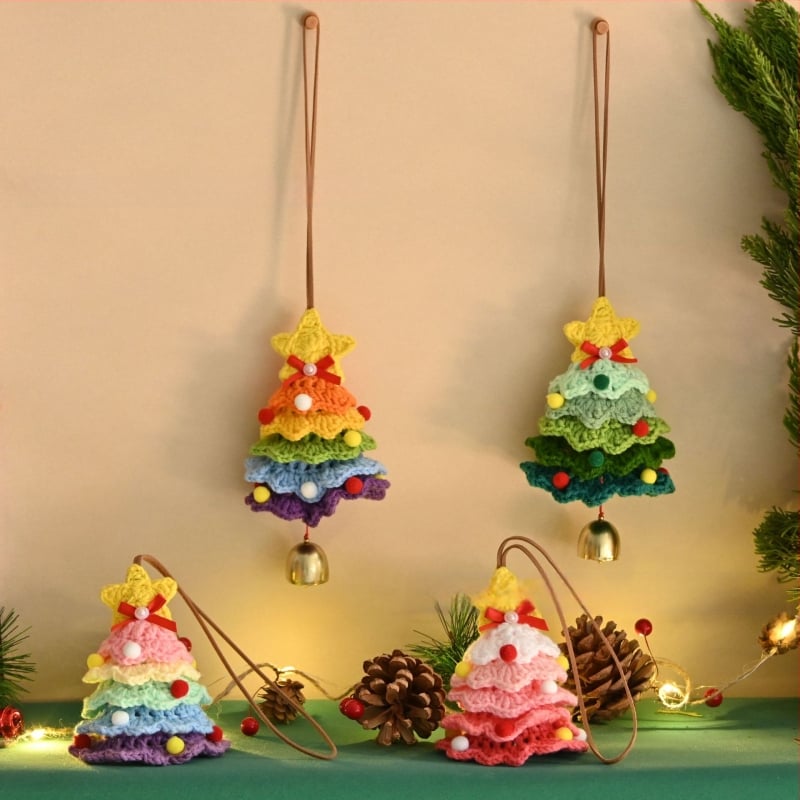 Kalėdinis eglutės papuošalas automobiliui ir kuprinei — rankomis nerta pakabukas, dekoratyvi scena, lydinys