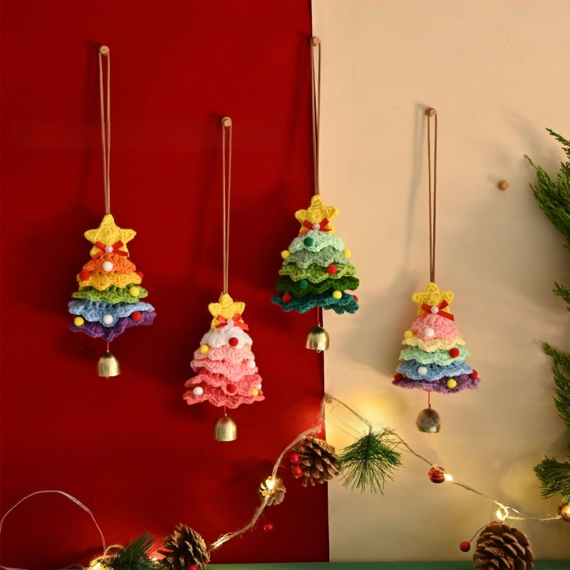 Kalėdinis eglutės papuošalas automobiliui ir kuprinei — rankomis nerta pakabukas, dekoratyvi scena, lydinys