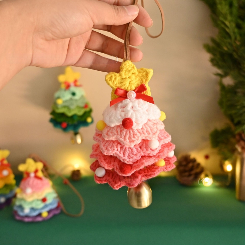 Kalėdinis eglutės papuošalas automobiliui ir kuprinei — rankomis nerta pakabukas, dekoratyvi scena, lydinys