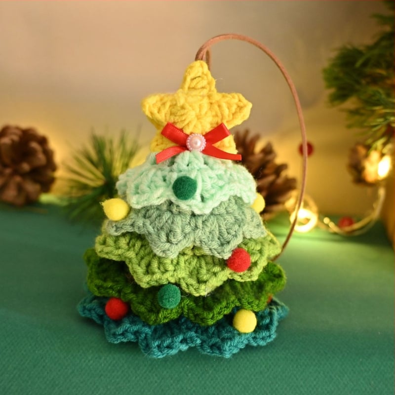 Kalėdinis eglutės papuošalas automobiliui ir kuprinei — rankomis nerta pakabukas, dekoratyvi scena, lydinys