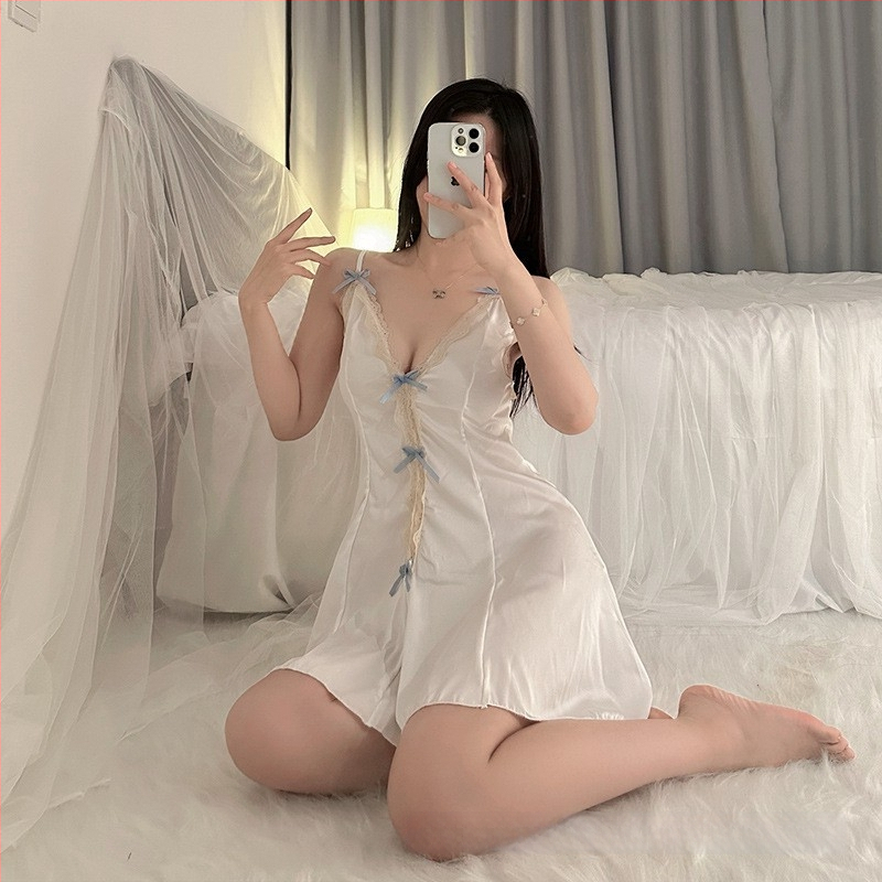 Csipkés nylon hálóruha, bodyszerű kialakítással és kivágott dekoltázssal