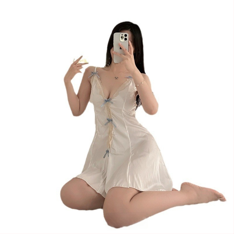 Csipkés nylon hálóruha, bodyszerű kialakítással és kivágott dekoltázssal