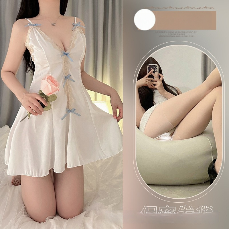 Csipkés nylon hálóruha, bodyszerű kialakítással és kivágott dekoltázssal