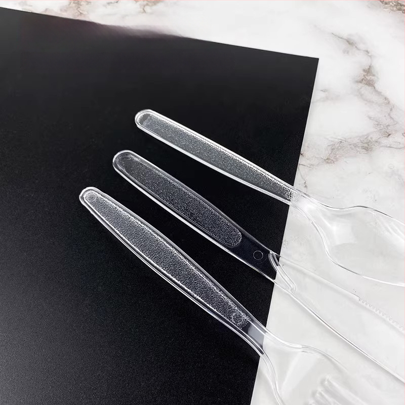 Vienkartinis plastmasinių stalo įrankių rinkinys vakarietiško stiliaus su ilga rankena: peilis, šakutė ir šaukštas; mikrobangų krosnelėms tinkamas.