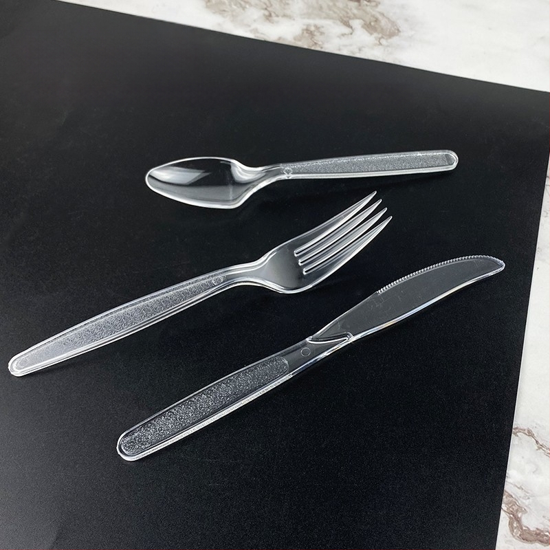 Vienkartinis plastmasinių stalo įrankių rinkinys vakarietiško stiliaus su ilga rankena: peilis, šakutė ir šaukštas; mikrobangų krosnelėms tinkamas.