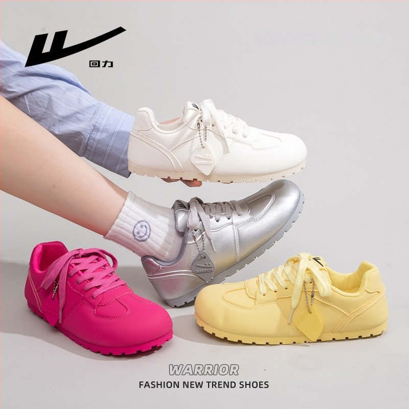 Női edzőcipő kerek orrú, felső része szintetikus bőr, alacsony sarok 1-3 cm, fűzővel záródó, PVC talp