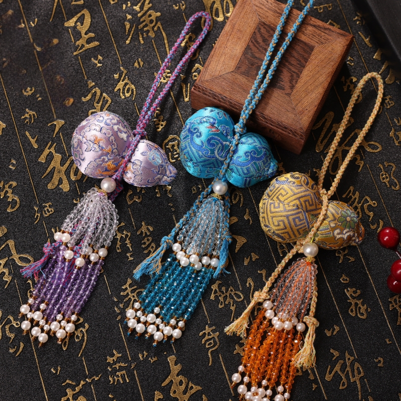 Pakabukas dovanelės formos su krištolo kutais, siuvinėtas Song brokatas, Hanfu aksesuaras (Prekės ženklas: Jutong; Medžiaga: Brocade; Stilius: Etninis; Amatas: pusiau rankinis ir pusiau mechaninis; Dovanų idėjos: Gimtadienis, Persikraustymas)