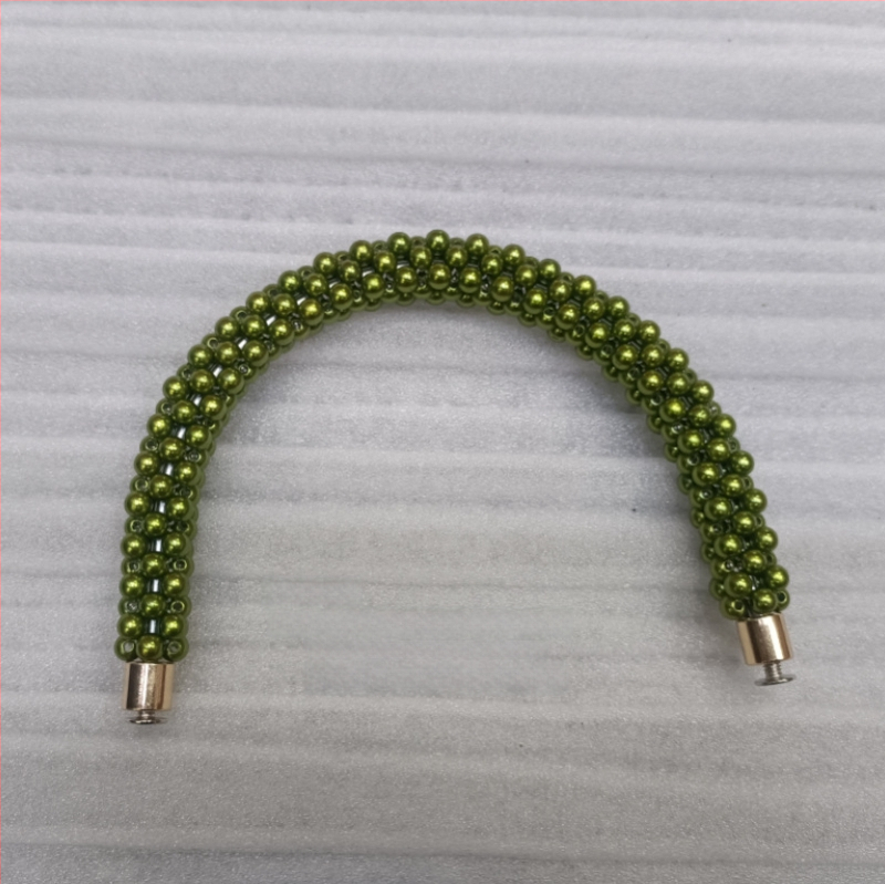 Αποσπώμενο πλεκτό λουράκι τσάντας από μαργαριτάρια σε σχήμα U — Hiro Mori, υλικό: χάντρες, άνοιξη 2024, λειτουργία: μείωση βάρους