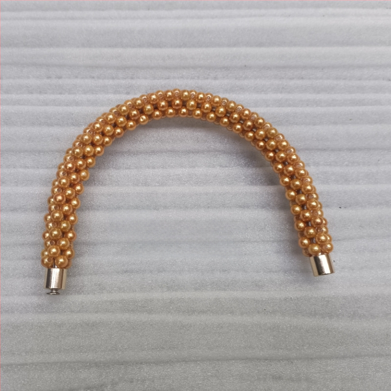 Αποσπώμενο πλεκτό λουράκι τσάντας από μαργαριτάρια σε σχήμα U — Hiro Mori, υλικό: χάντρες, άνοιξη 2024, λειτουργία: μείωση βάρους