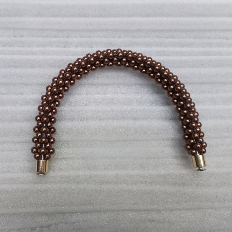 Αποσπώμενο πλεκτό λουράκι τσάντας από μαργαριτάρια σε σχήμα U — Hiro Mori, υλικό: χάντρες, άνοιξη 2024, λειτουργία: μείωση βάρους