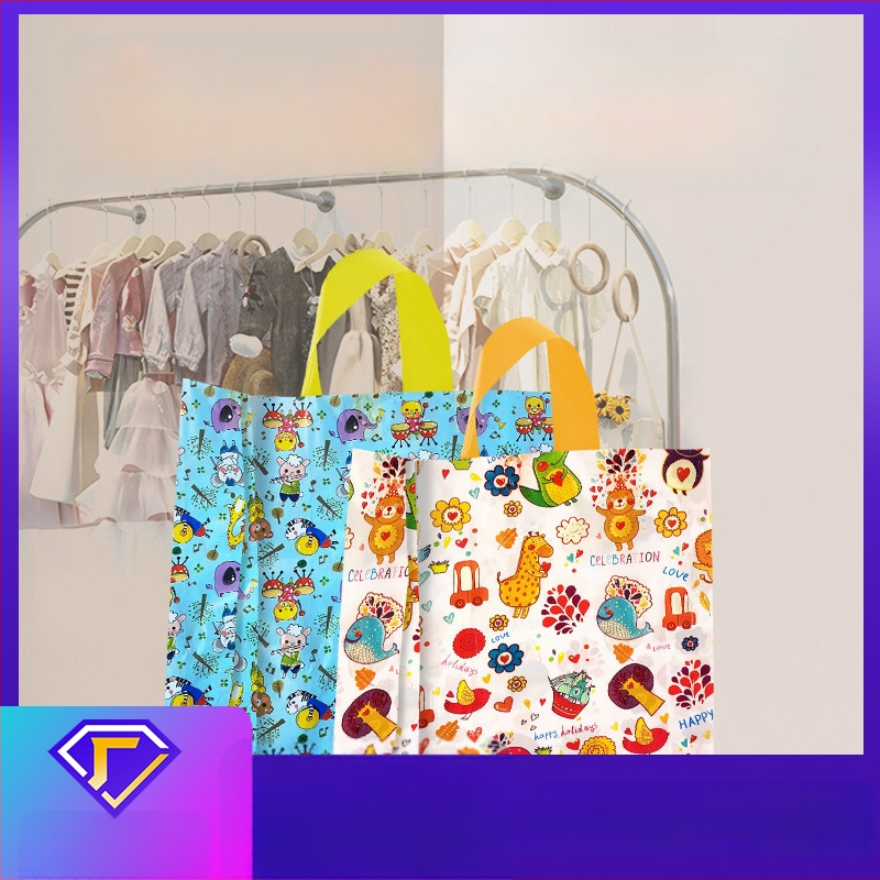 Plastikinė rankinė vaikų drabužių parduotuvei, mielas animacinių filmų dizainas ir aukštos kokybės pritaikomas logotipas — dviejų sluoksnių konstrukcija; dovanos pakuotei; kasdienė gamyba 100000; tolerancija 0.001