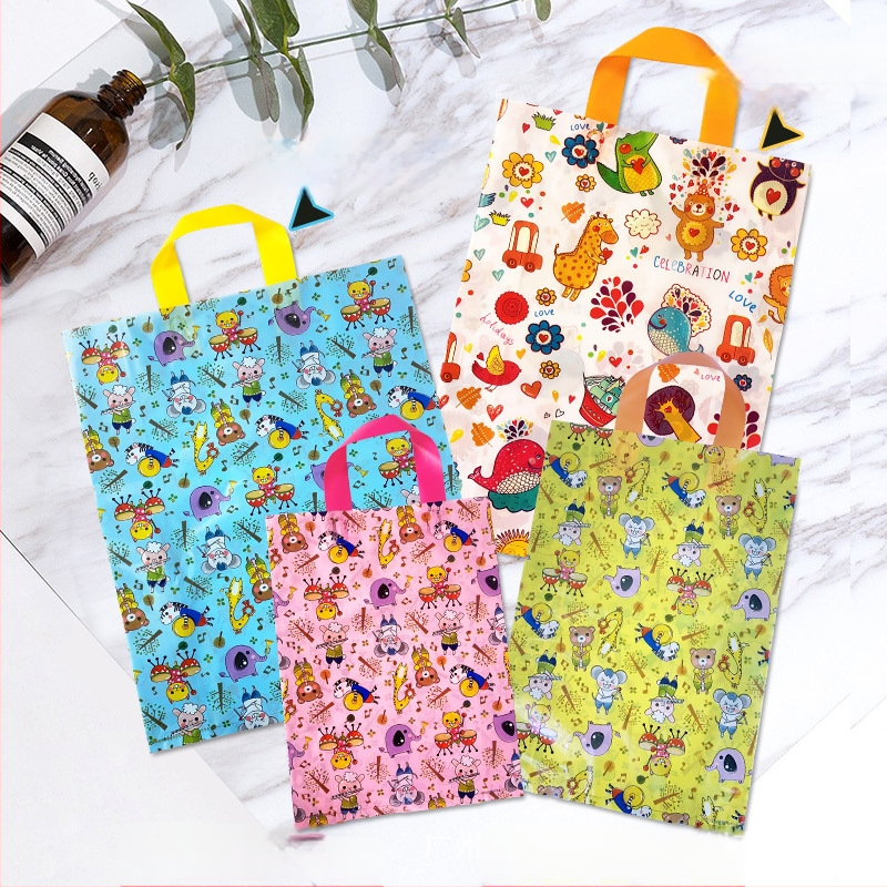 Plastikinė rankinė vaikų drabužių parduotuvei, mielas animacinių filmų dizainas ir aukštos kokybės pritaikomas logotipas — dviejų sluoksnių konstrukcija; dovanos pakuotei; kasdienė gamyba 100000; tolerancija 0.001