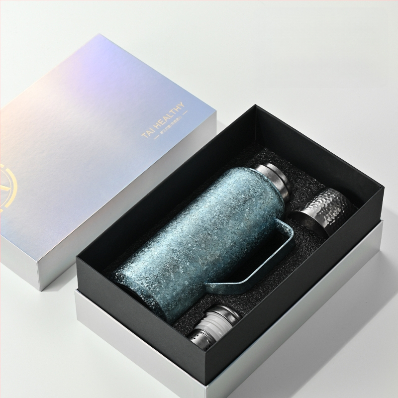 Tiszta titán termosz vákuum-szigeteltséggel, mechanikus hőmérővel, tea rekesszel és pop-up fedéllel.