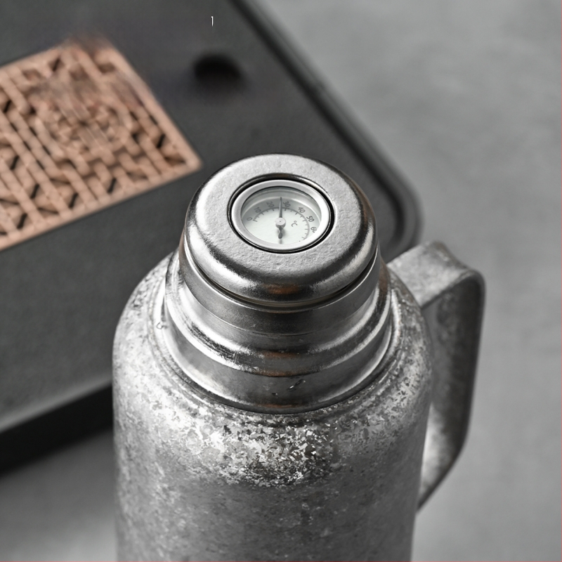 Tiszta titán termosz vákuum-szigeteltséggel, mechanikus hőmérővel, tea rekesszel és pop-up fedéllel.