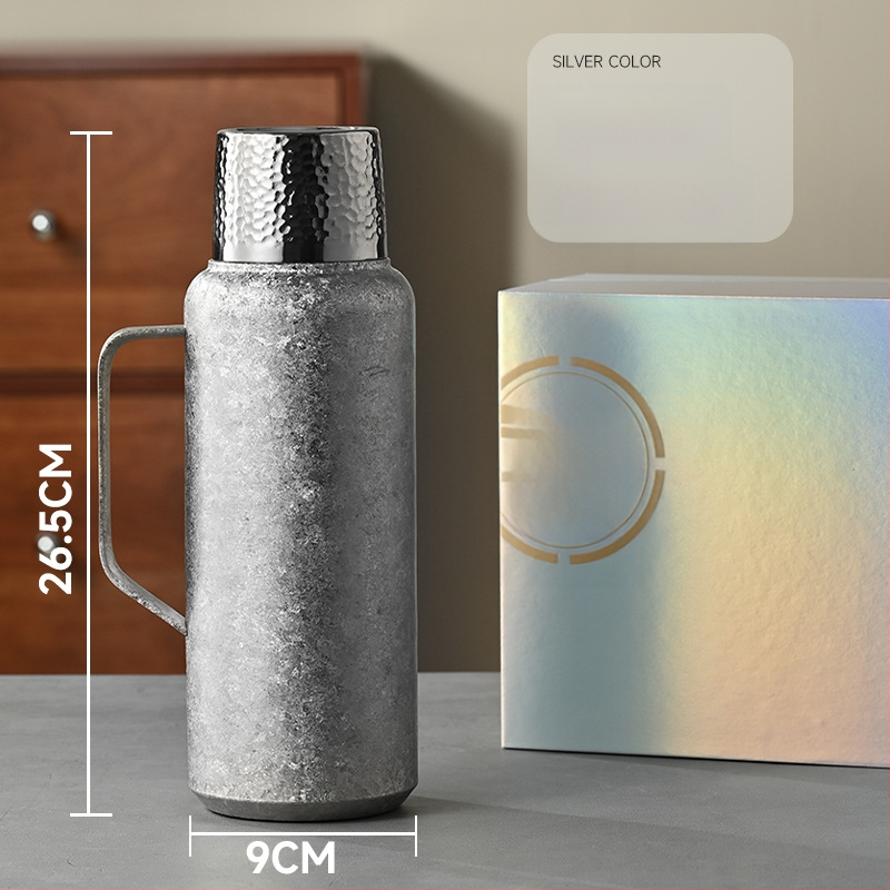 Tiszta titán termosz vákuum-szigeteltséggel, mechanikus hőmérővel, tea rekesszel és pop-up fedéllel.