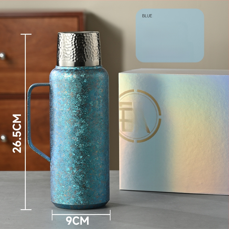 Tiszta titán termosz vákuum-szigeteltséggel, mechanikus hőmérővel, tea rekesszel és pop-up fedéllel.