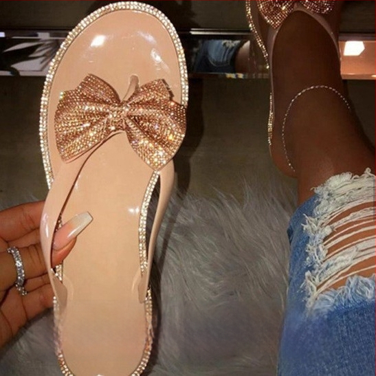 Moteriški PVC šlepetės su kaspinu ir deimantais – viršus PVC, padas PVC, injekcinis padas, plokščias kulnas, laisvalaikio stilius