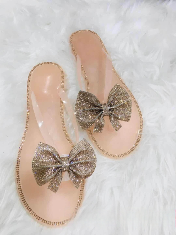 Moteriški PVC šlepetės su kaspinu ir deimantais – viršus PVC, padas PVC, injekcinis padas, plokščias kulnas, laisvalaikio stilius