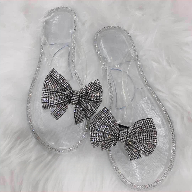 Moteriški PVC šlepetės su kaspinu ir deimantais – viršus PVC, padas PVC, injekcinis padas, plokščias kulnas, laisvalaikio stilius