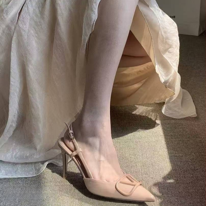 Vienu dirželiu sandalai, smailus pirštas, odinis viršus, gumos padas, sagtis, Pavasaris 2025