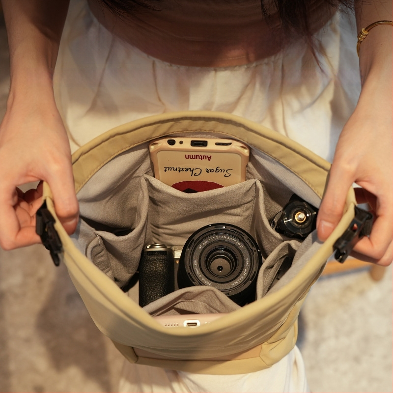 Pečių krepšys fotoaparatui su paminkštintu vidiniu įdėklu, suderinama su Fuji X-T5/X-S20, Canon mirrorless ir Sony ZV-E10 — miesto minimalistinis fotografijos krepšys