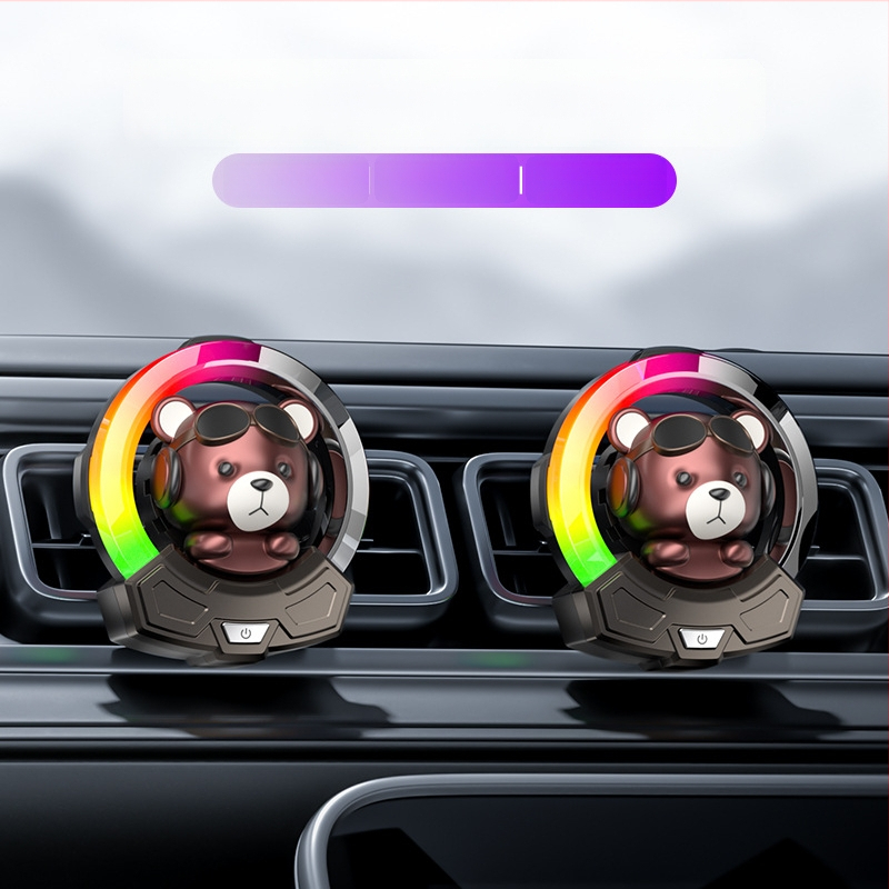 Carlox automobiļu aromatizētājs ar gaisa padeves klipu un atmosfēras gaismu – ziedu aromāts, Ambergris; 10–20 ml; iztvaikošanas laiks 61–90 dienas; derīguma termiņš 5 gadi