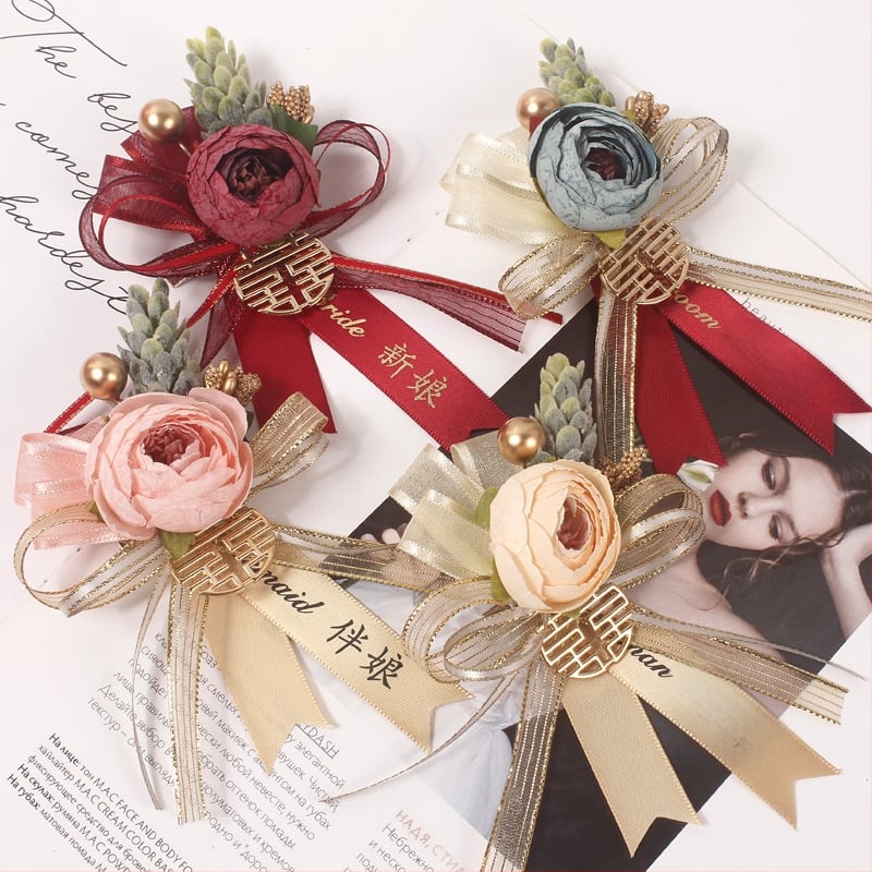 Vestuvių boutonniere nuotakai ir jaunikliui – Mori stilius, metalas ir šilkas gėlė, pritaikoma su logotipo spauda, lipni nugaros plokštelė