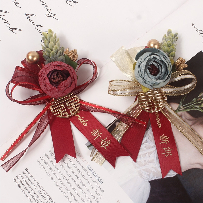 Vestuvių boutonniere nuotakai ir jaunikliui – Mori stilius, metalas ir šilkas gėlė, pritaikoma su logotipo spauda, lipni nugaros plokštelė